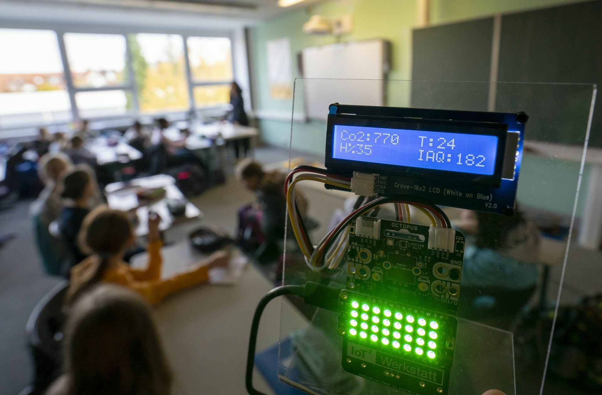 Die CO2-Ampel zeigt grünes Licht: gute Luft im Sindelfinger Klassenzimmer. Weitere Eindrücke vom Zusammenbau der Ampel zeigt die Fotostrecke.