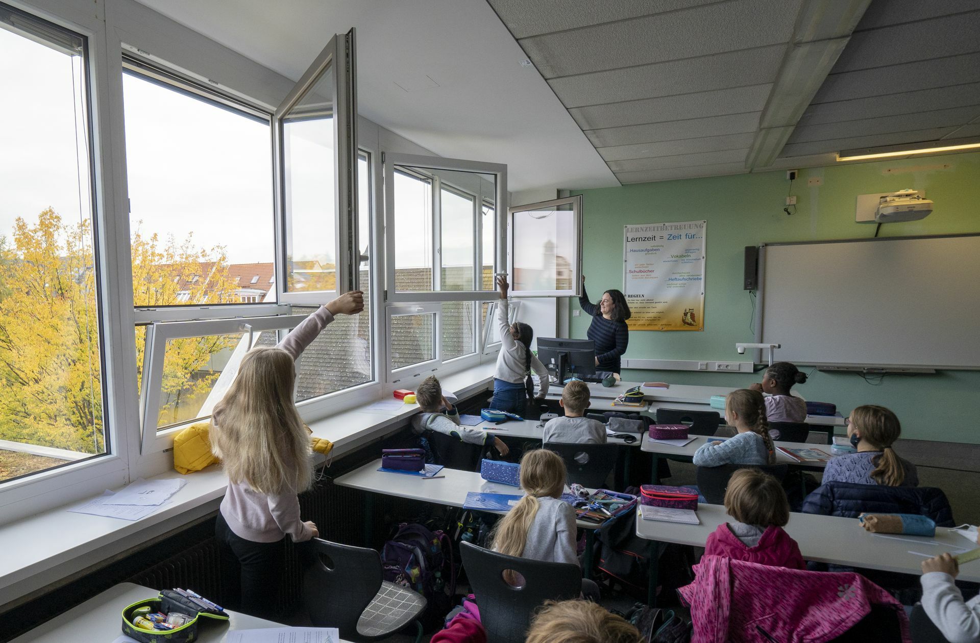 Wann soll gelüftet werden? Die Frage ist umso kniffliger, je stärker die Corona-Infektionszahlen steigen ...