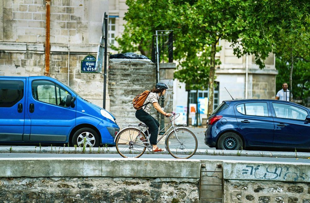 Warum nicht auch mal  das Fahrrad nehmen? Französische Autowerbung soll dies bald vorschlagen.
 Foto: Imago /Hans Lucas