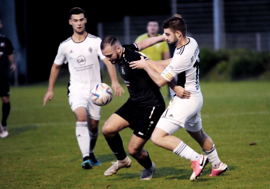 Karim Kretschmer (am Ball) und der TSV Dagersheoim standen gegen Domenico Pellino und die Sportfreunde Gechingen auf verlorenem Posten. Bild: photostampe