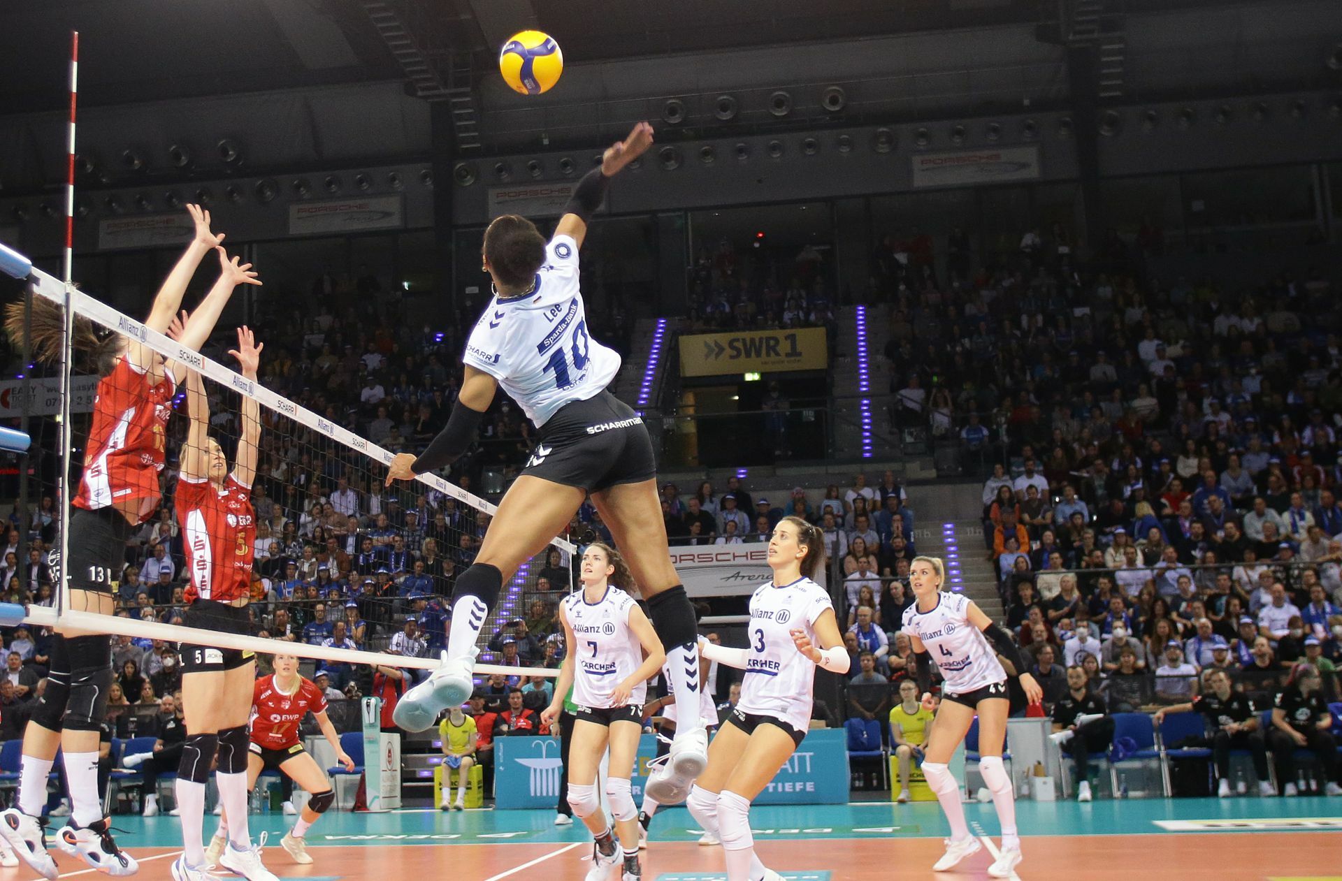 Volleyballerin Simone Lee beim Supercup: In der Stuttgarter Porsche-Arena wurde ein neuer Zuschauerrekord aufgestellt.