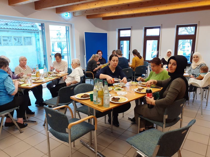 Der Stadtteiltreff in der Viehweide platzt beim Mittagstisch fast aus allen Nähten. Bild: z