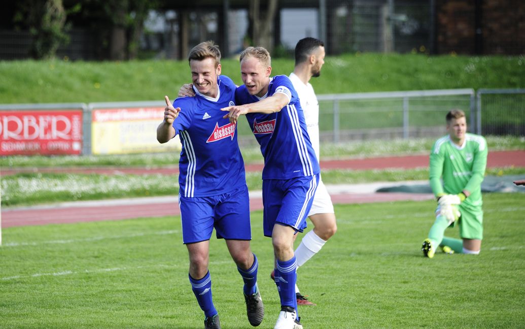 Daniel Kniesel (rechts neben Oliver Glotzmann) feiert heute sein Comeback beim VfL Sindelfingen. Bild: photostampe/A