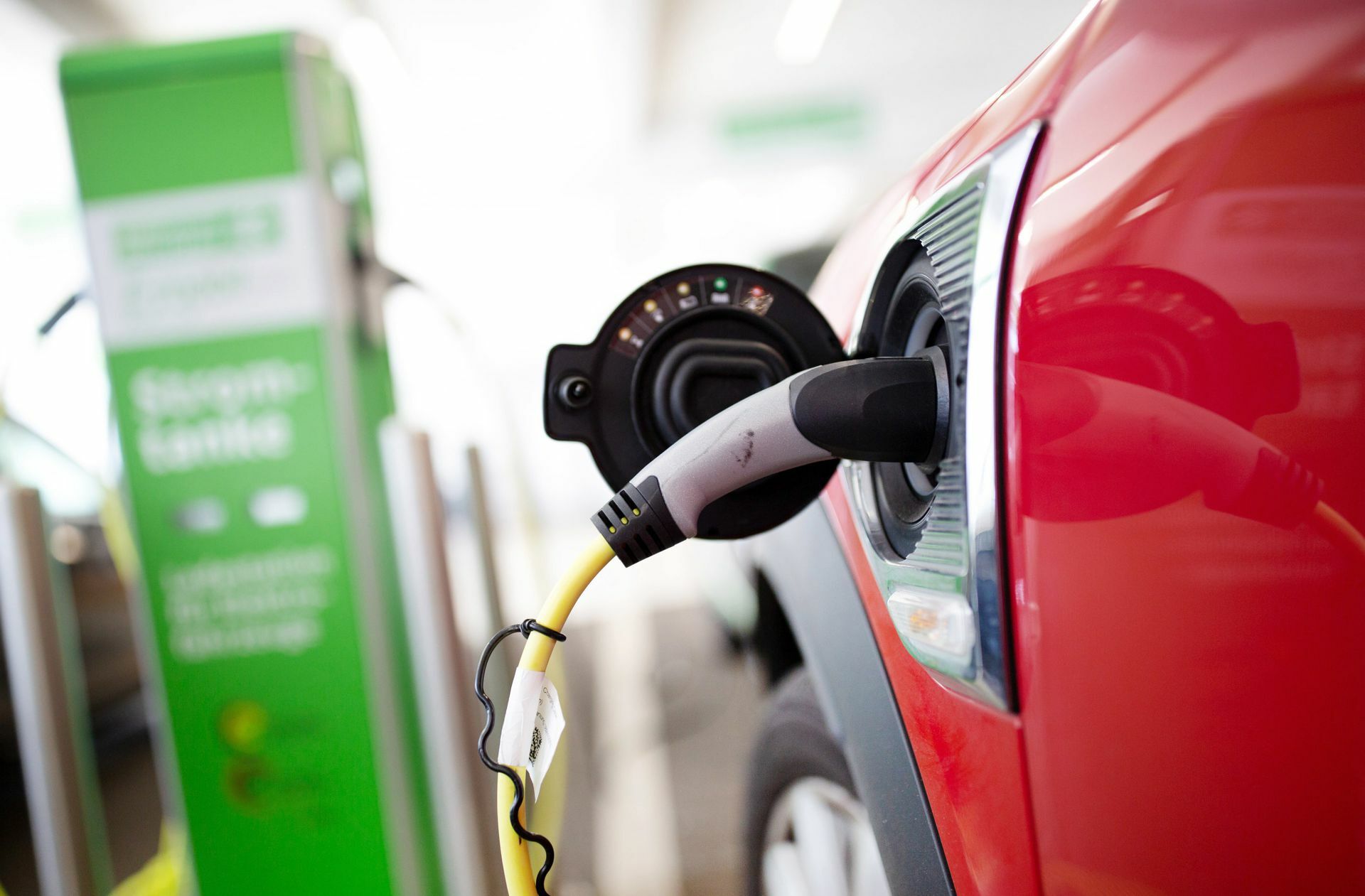 Die Elektrifizierung des deutschen Automarktes könnte schneller erfolgen, als bisher gedacht. Foto: dpa/Martin Gerten