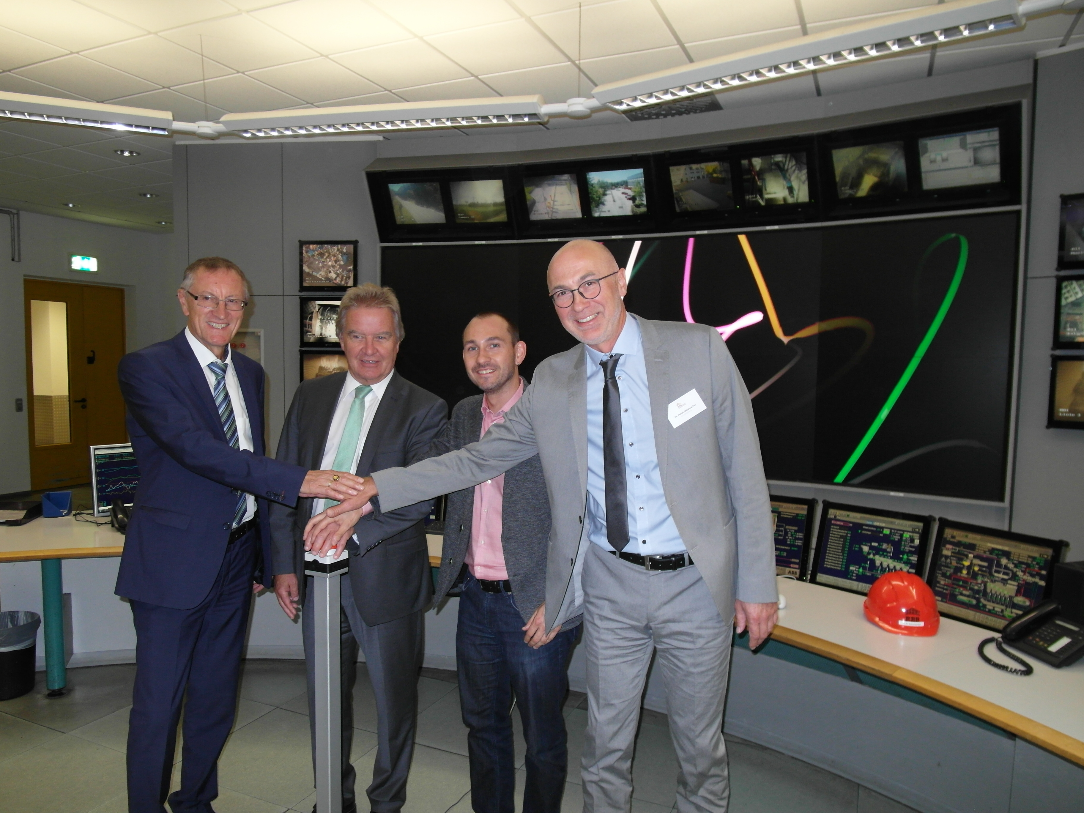 Im Führungsstand des Böblinger Restmüllheizkraftwerks haben Landrat Roland Bernhard, Landesumweltminister Franz Untersteller, Oberbürgermeister Dr. Stefan Belz und der Geschäftsführer des Zweckverbands Restmüllheizkraftwerk, Dr. Frank Schumacher (von links), die neue Rauchgasreinigungsanlage in Betrieb genommen. Bild: Staber