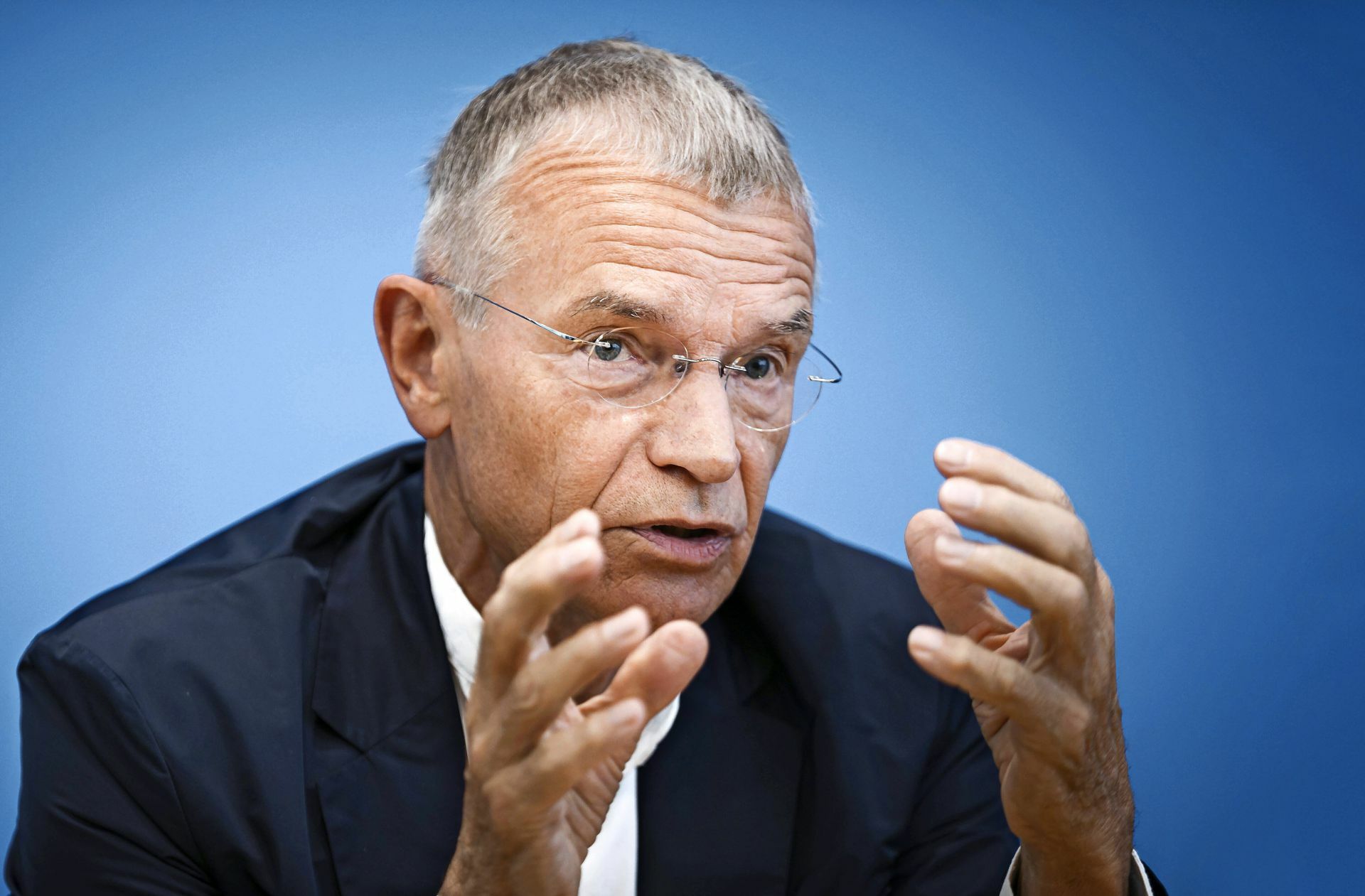 Klaus Hurrelmann sieht eine Absenkung des Wahlalters durchweg positiv.