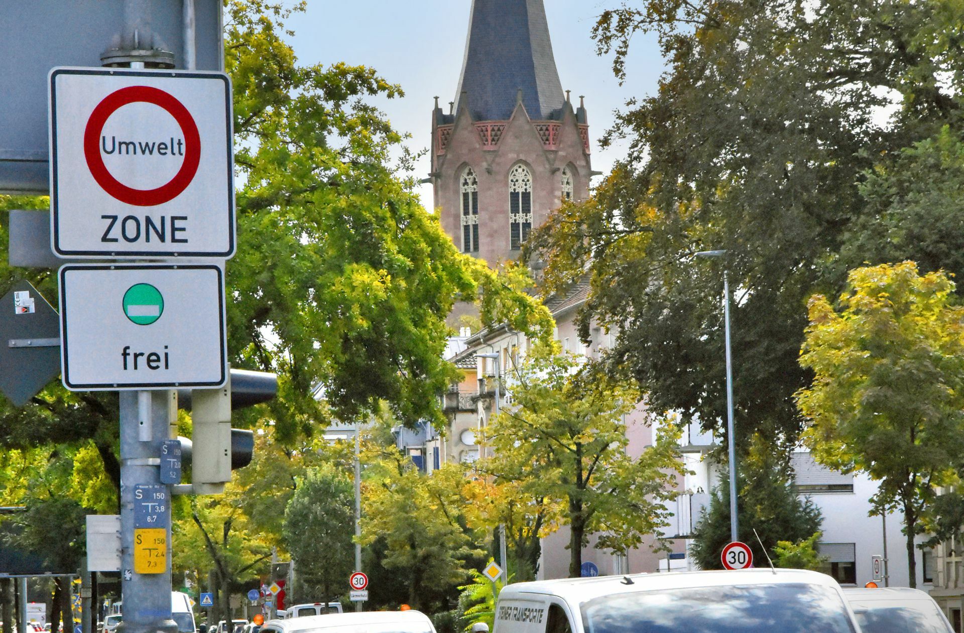 Wer nach Karlsruhe hineinfahren möchte, braucht  bislang noch eine grüne Plakette auf der Windschutzscheibe.