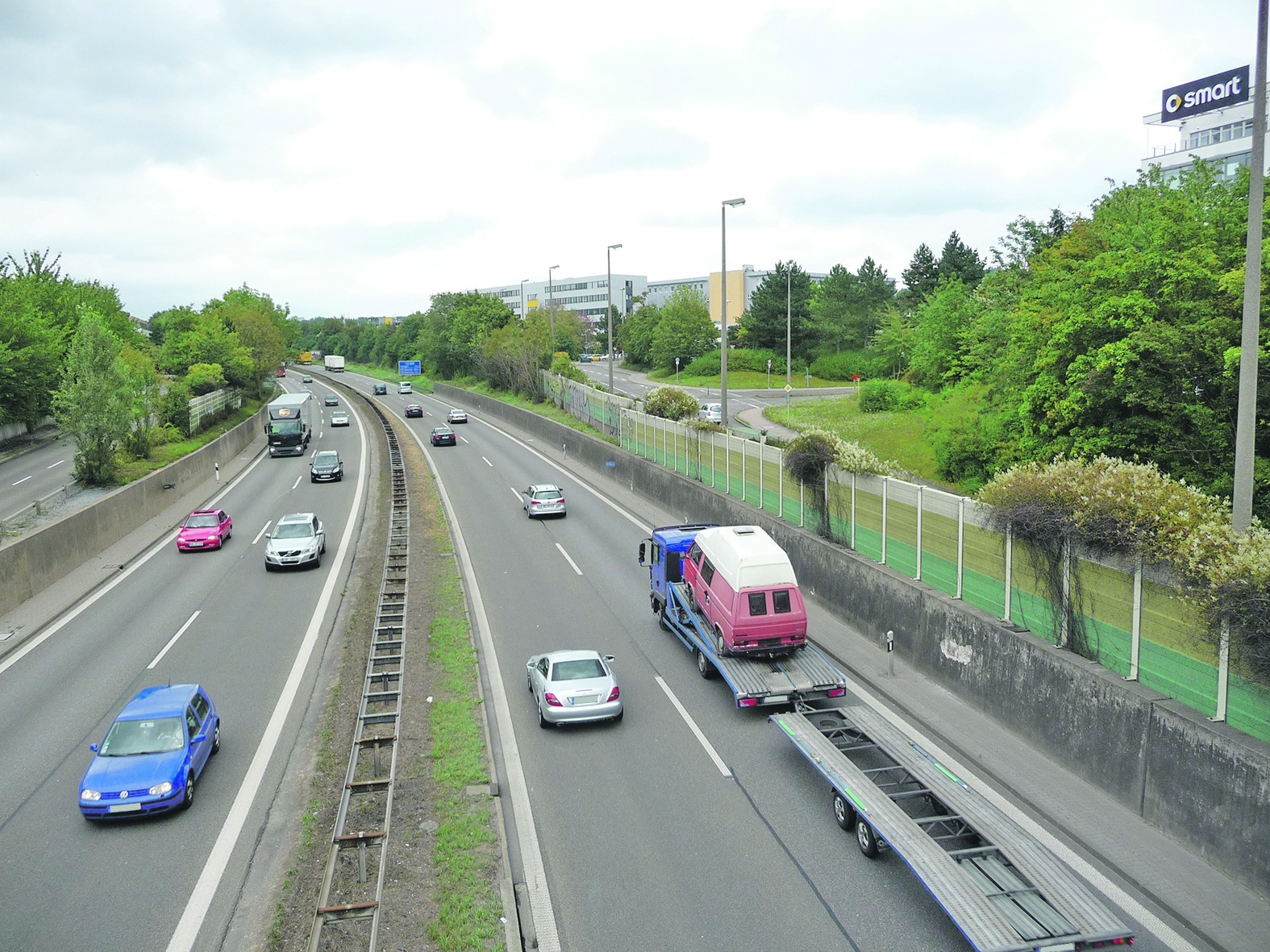 Die Autobahn zwischen Sindelfingen und Böblingen: Grünes Licht für den Ausbau von 4 auf 6 Fahrstreifen und für den Deckel. Bild: Reichert