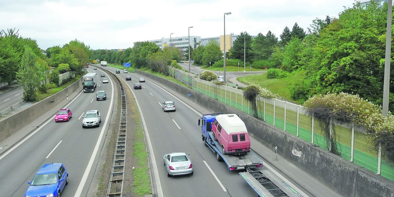 Die Autobahn zwischen Sindelfingen und Böblingen: Grünes Licht für den Ausbau von 4 auf 6 Fahrstreifen und für den Deckel. Bild: Reichert