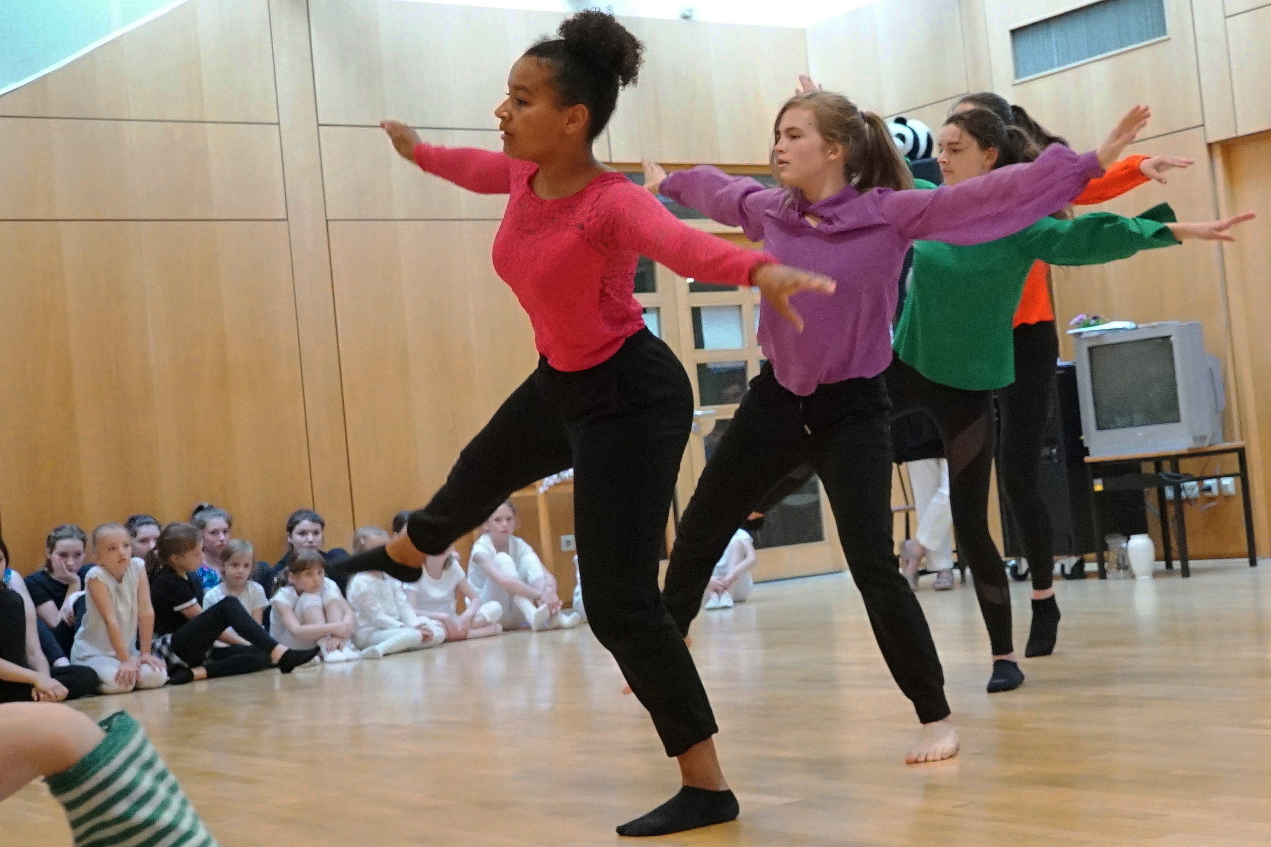 Zum Finale des jungen Tanztheaters der SMTT führten die vier ältesten Tänzerinnen der Kinder- und Jugend-Tanzgruppen von Monika Heber-Knobloch ihre Choreografie "This is me" auf. Bild: Heiden