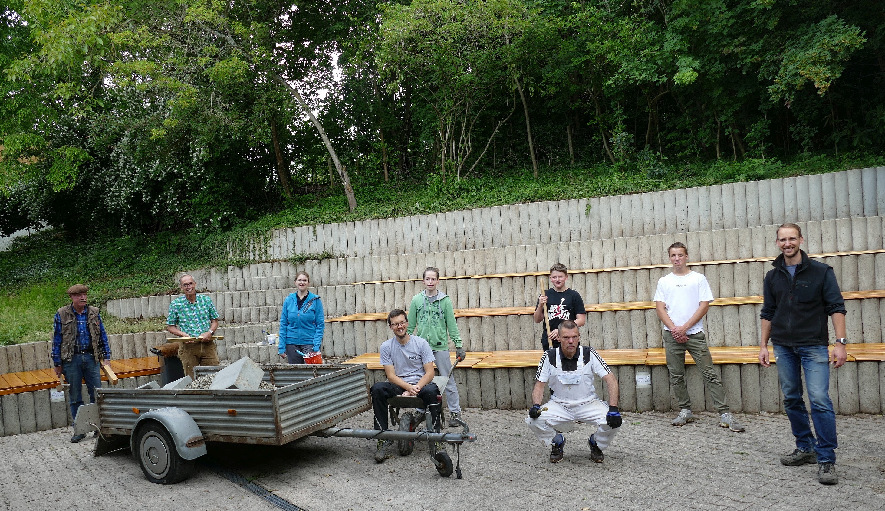 Packen gemeinsam an: Thomas Speer, Jürgen Laukemper, Christine Technau, Tobias Kanschat, Niklas Neumann,  Jeremias Reinhardt, Andreas Käthner, Fabian Kanschat und Pfarrer Manuel Hörger. Es fehlen Roman Jaskolka, Ella Fecker, Friedrich Reinert, Anna Hundt, Helen Wald, Rolf Böllinger, Alexander Wald, Sylke Laukemper und Christel Frank