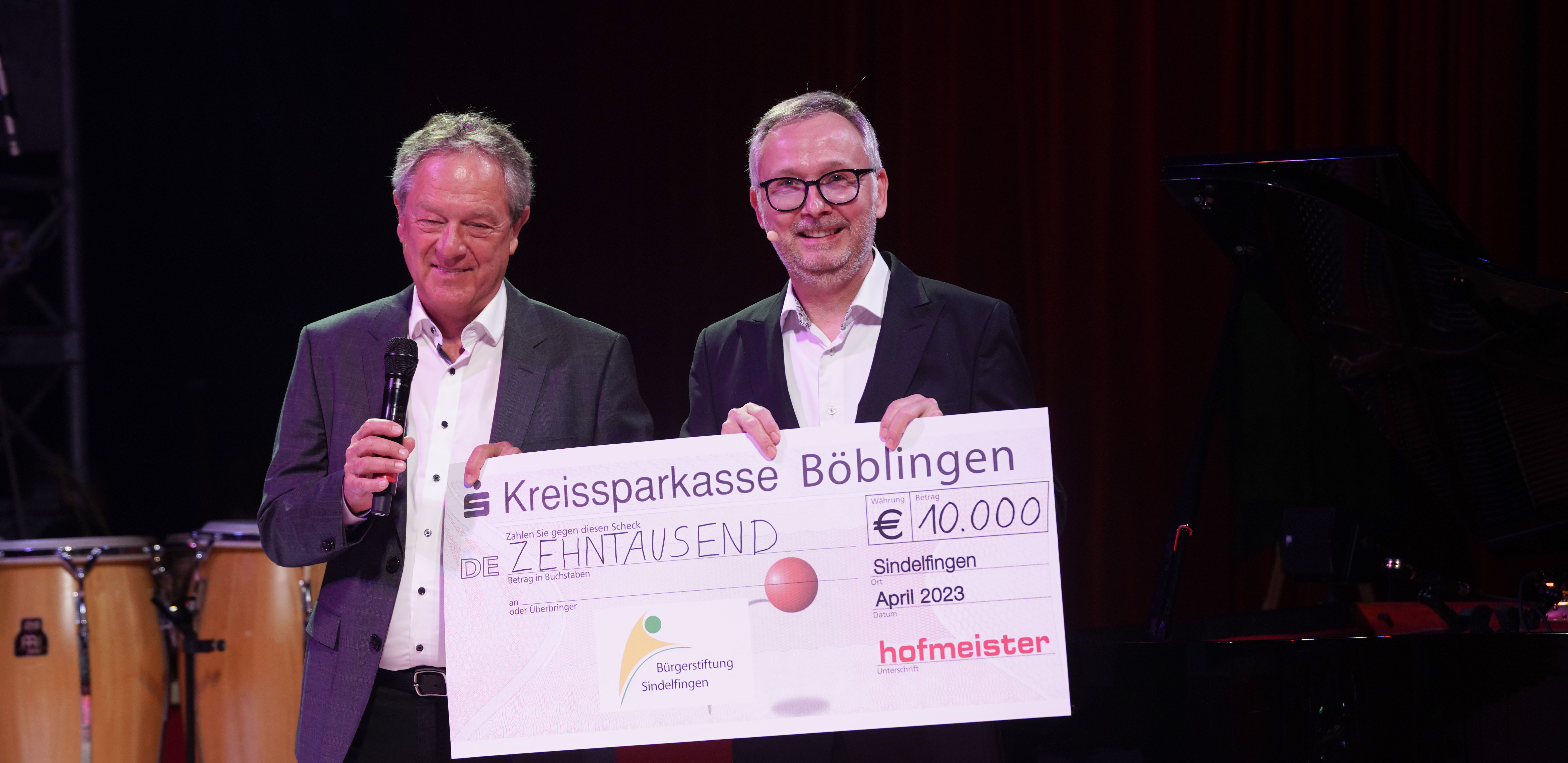 Jörg Prigl (links), Vorsitzender der Bürgerstiftung Sindelfingen und Möbelhaus-Chef Frank Hofmeister. Bild: Dettenmeyer