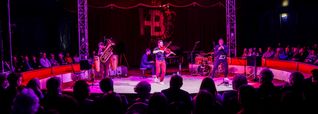 Anlässlich des 10-jährigen Bestehens des Möbelhauses Hofmeister in SIndelfingen gab es ein Benefizkonzert im Zirkuszelt. Bild: Dettenmeyer