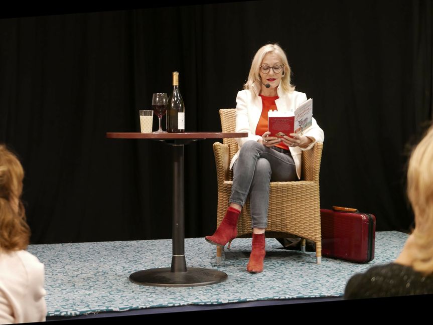Gaby Hauptmann mit ihrem neuesten Buch „Lebenslang mein Ehemann“ in der Buchhandlung Röhm.  Bild: Jung