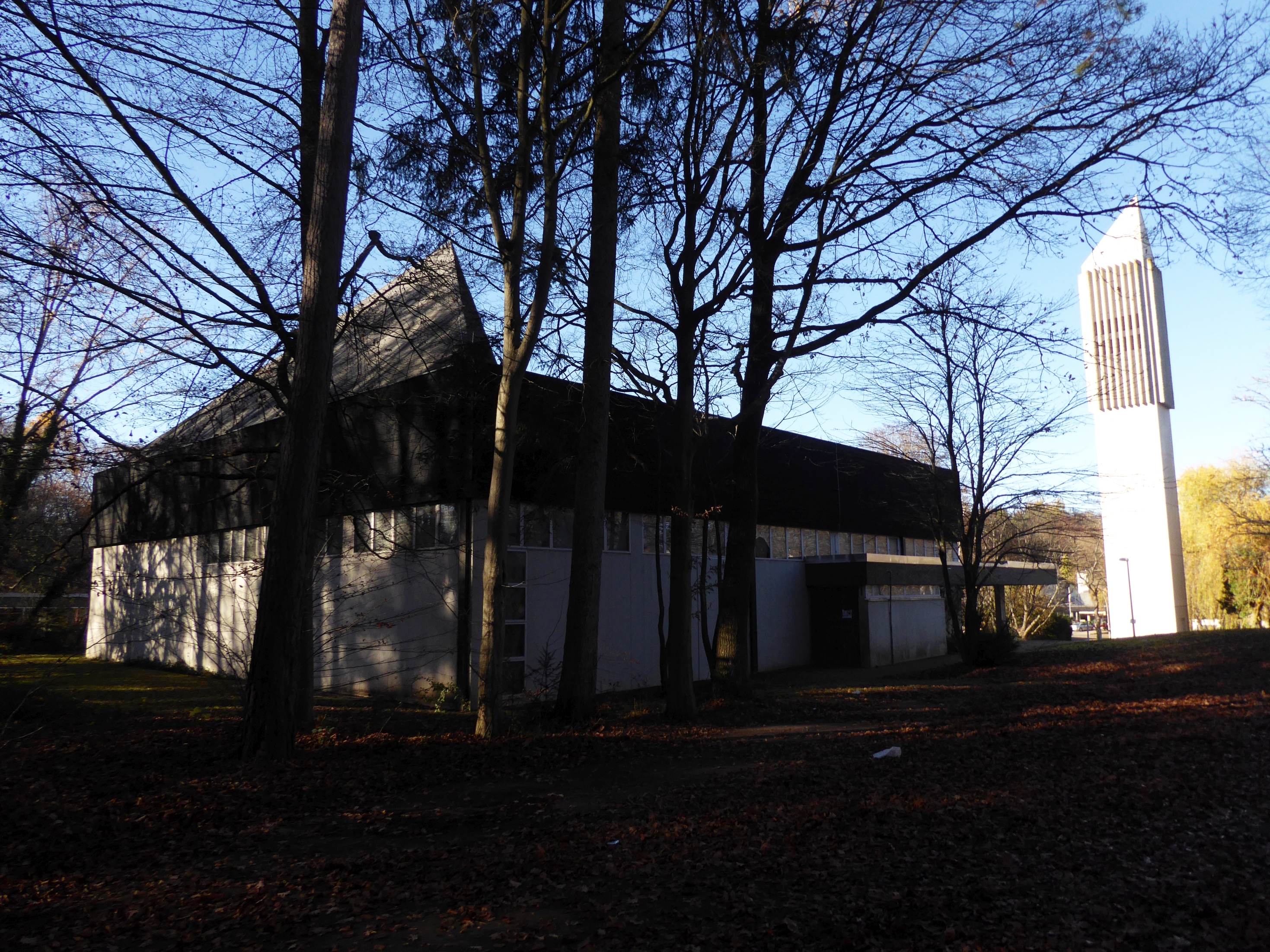 Die katholische Pauluskirche im Eichholz, am ersten Advent 1970 von Bischof Dr. Carl Joseph Leiprecht geweiht, ist ein Leuchtturm am Waldrand. Jetzt wurde das 50-jährige Bestehen gefeiert.                      Bild: Bausch