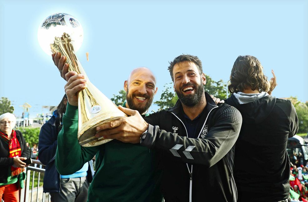 Magdeburgs Trainer Bennet Wiegert (re.) und Assistent Yves Grafenhorst feiern den Gewinn der Club-Weltmeisterschaft im vergangenen Oktober.
 Foto: imago/Christian Schrödter