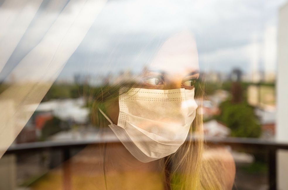 Wer positiv auf das Coronavirus getestet wurde, muss sich eigenständig in Quarantäne begeben – auch ohne offizielle Aufforderung des Gesundheitsamtes.  Bild: willbrasil21/Adobe Stock