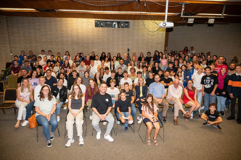 Schüler, Lehrer und Gäste erleben mit Schulpate und Comedian Özcan Coşar (erste Reihe Mitte) einen eindrücklichen Abend. Bild: Nüßle