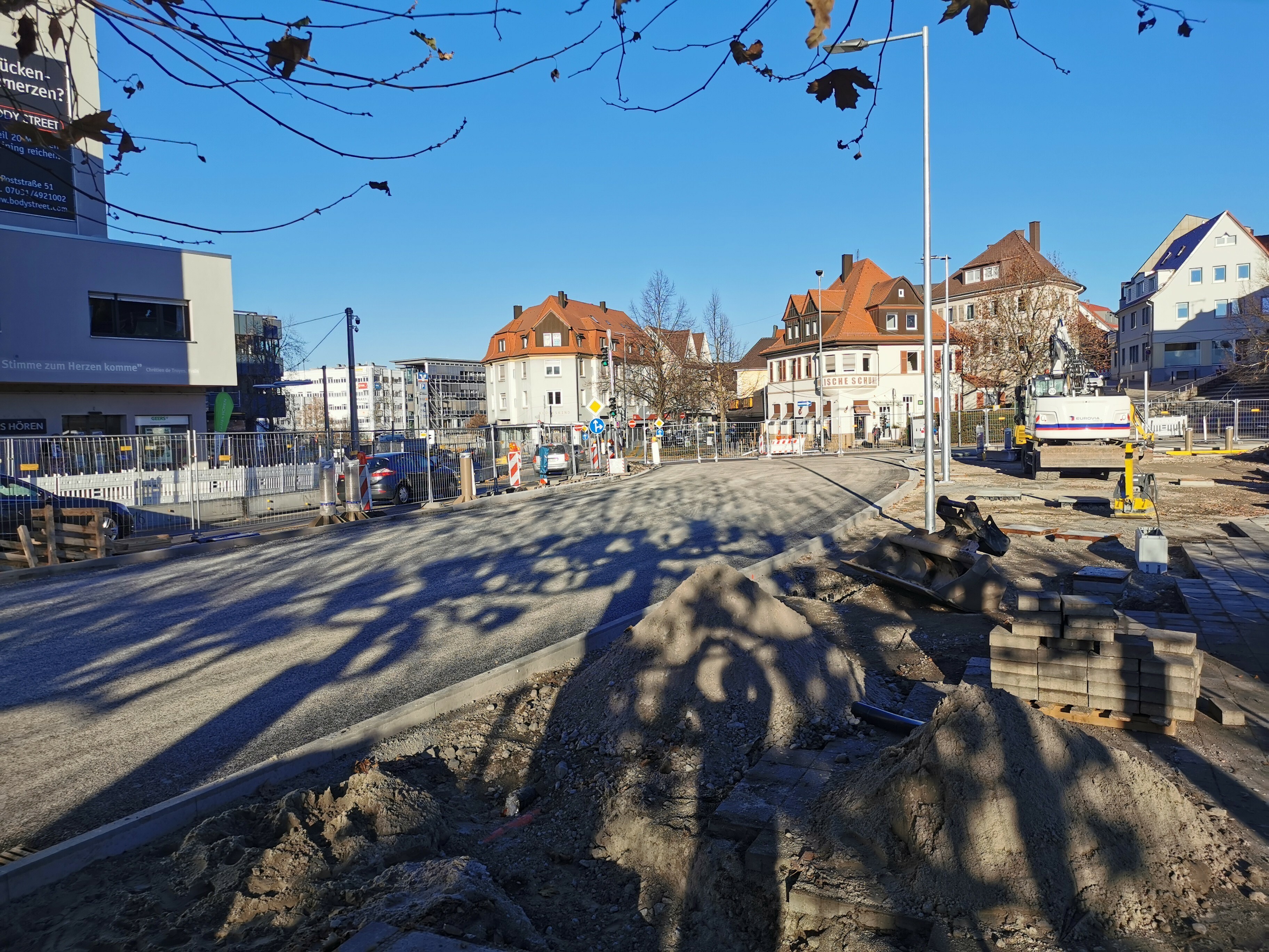 Der Elbenplatz-Umbau schreitet zügig voran: Inzwischen sind die Kanalarbeiten im Untergrund der Herrenberger Straße abgeschlossen, dazu hat die Fahrbahn hat einen neuen Belag erhalten.                             Bild: Hamann