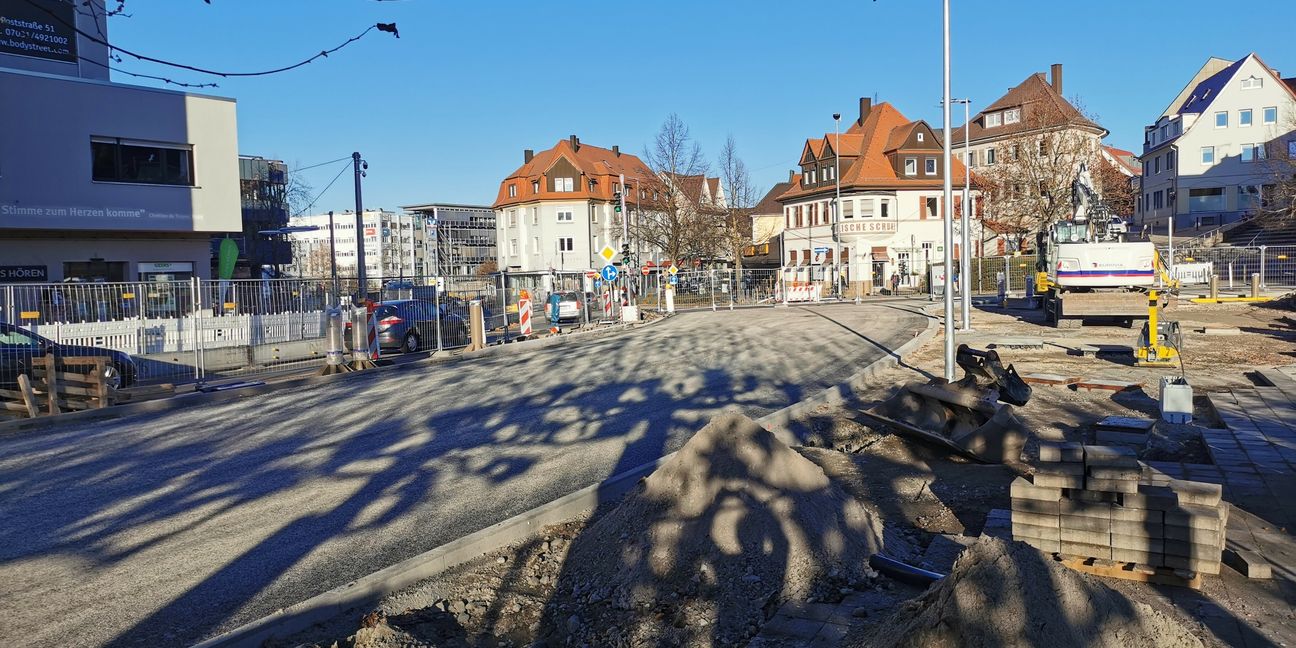 Der Elbenplatz-Umbau schreitet zügig voran: Inzwischen sind die Kanalarbeiten im Untergrund der Herrenberger Straße abgeschlossen, dazu hat die Fahrbahn hat einen neuen Belag erhalten.                             Bild: Hamann