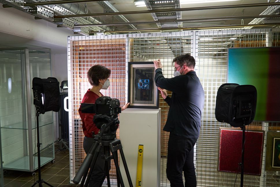 Madeleine Frey und Sebastian Schmitt im für die Digitalisierung eingerichteten Fotostudio im Galerie-Depot. Bild: Heiden