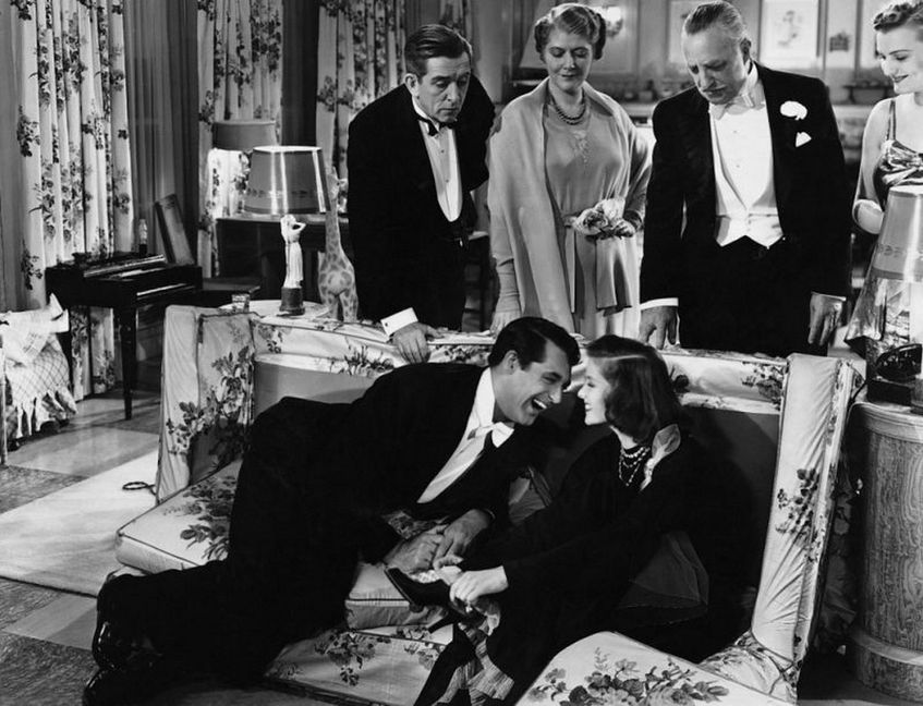 Die Verwandten schauen kritisch, aber Katherine Hepburn, „Die Schwester der Braut“, ist für Cary Grant goldrichtig.     Bild: z