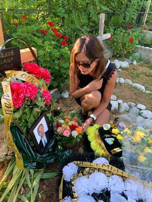 Alona Negrich am Grab ihres verstorbenen Vaters: Noch immer wartet die Lehrerin des Böblinger Max-Planck-Gymnasiums darauf, aus Abchasien ausreisen zu dürfen, um wieder nach Hause zu kommen. Bild: z