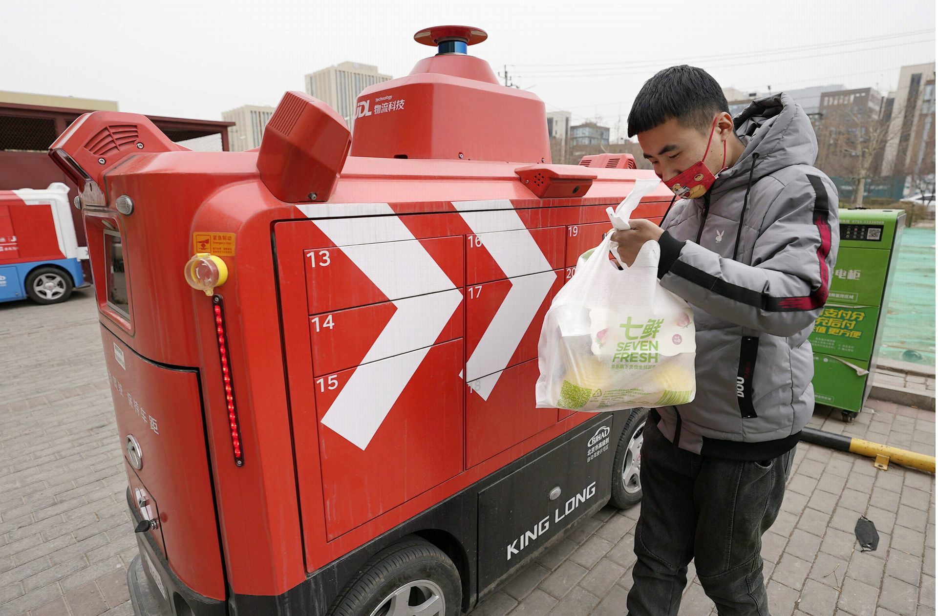 Die Ware ist da: Ein selbstfahrendes Fahrzeug des Unternehmens JD.com liefert Einkäufe aus.
