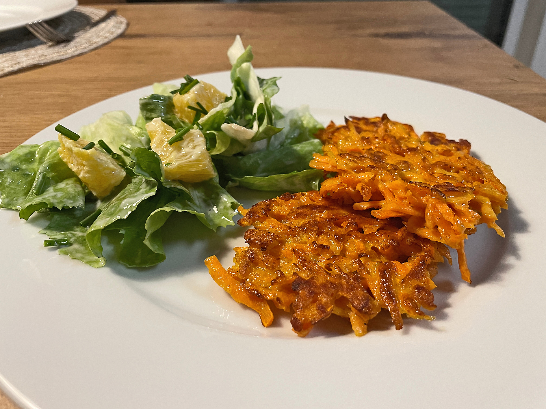 Endiviensalat enthält Bitterstoffe für eine gute Verdauung. Karotten sind reich an Vitaminen.    Bild: Kalus