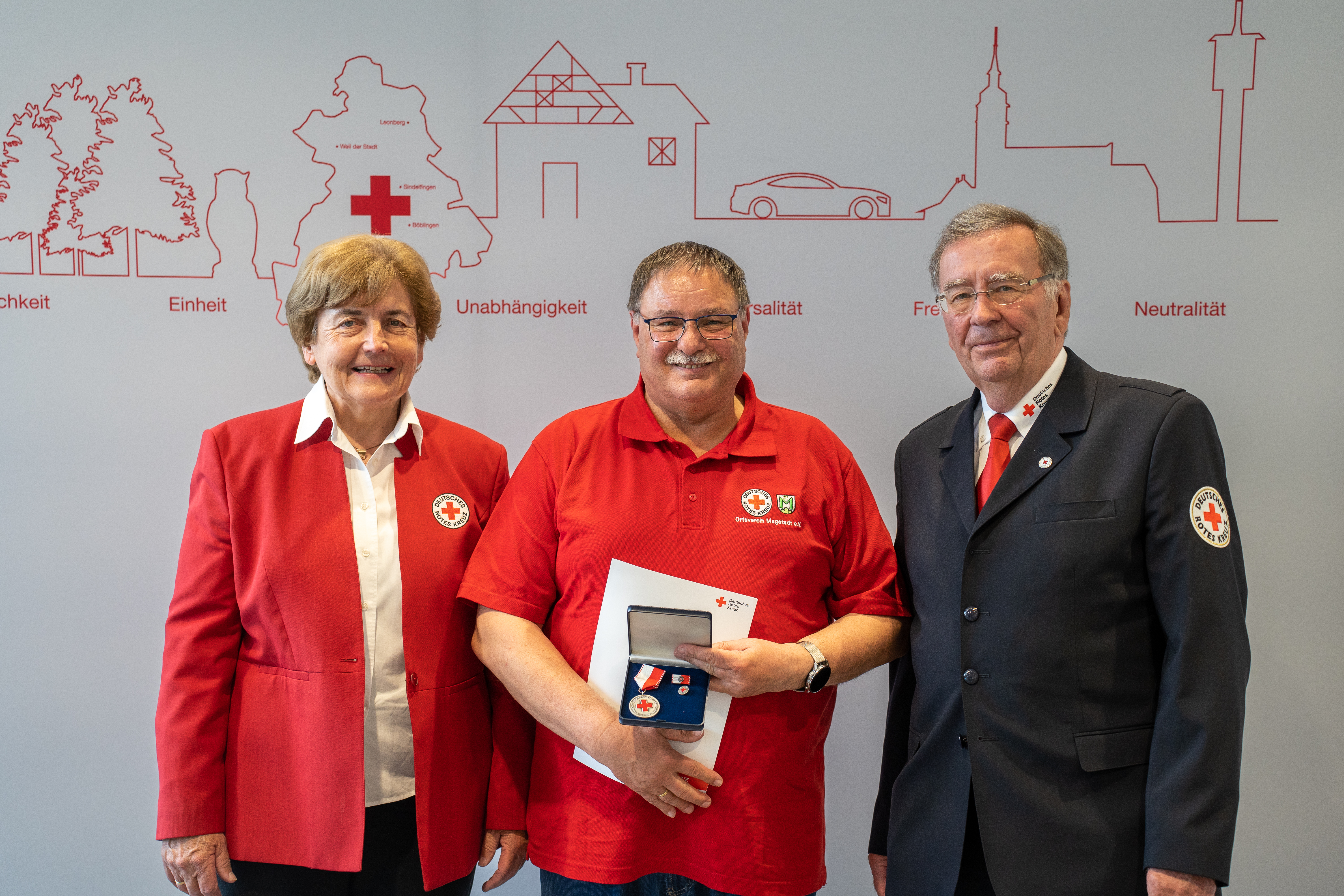 Mit der Verdienstmedaille des DRK-Landesverbandes Baden-Württemberg wurde Horst Gaiser (Mitte) vom DRK-Ortsverein Magstadt ausgezeichnet. Links Gabriele Vorreiter, Sozialleiterin des DRK-Kreis- und -Landesverbandes, rechts Präsident Michael Steindorfner. Gaiser hat sich, wie Präsident Steindorfner in seiner Laudatio hervorhob, "in überdurchschnittlich hoher Weise bei allen Aktiven des DRK-Ortsvereins Magstadt engagiert."  Bild: z