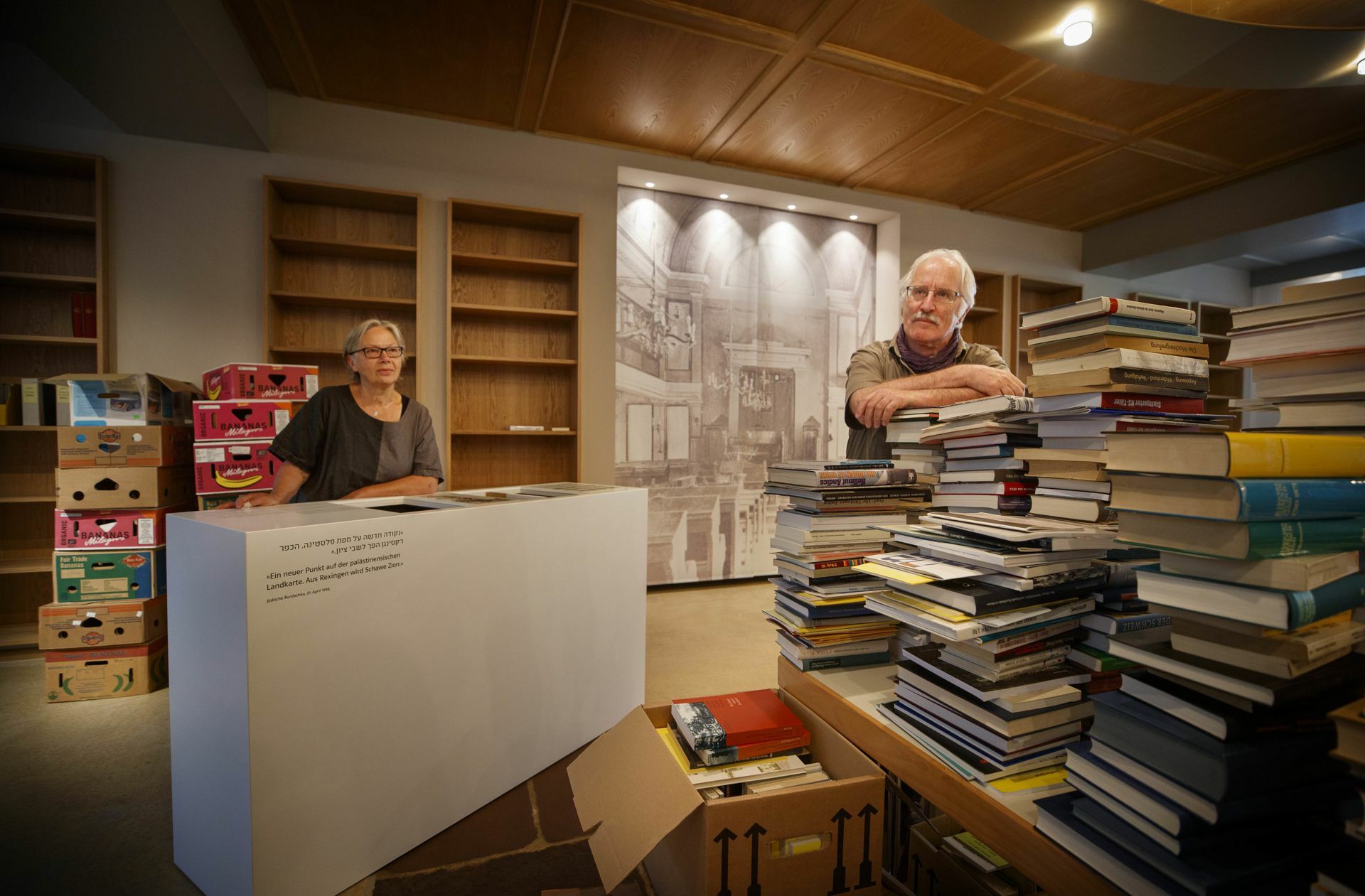 Barbara Staudacher und Heinz Högerle sind seit vielen Jahren das Herz des Vereins Ehemalige Synagoge Rexingen. Derzeit richten sie in dem sanierten Gebäude eine Bibliothek ein.