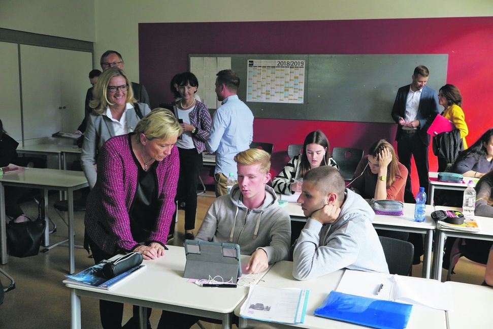 Kultusministerin Dr. Susanne Eisenmann (links) informierte sich vor Ort über die Schwerpunktthemen am Kaufmännischen Schulzentrum in Böblingen. Bild: Groß