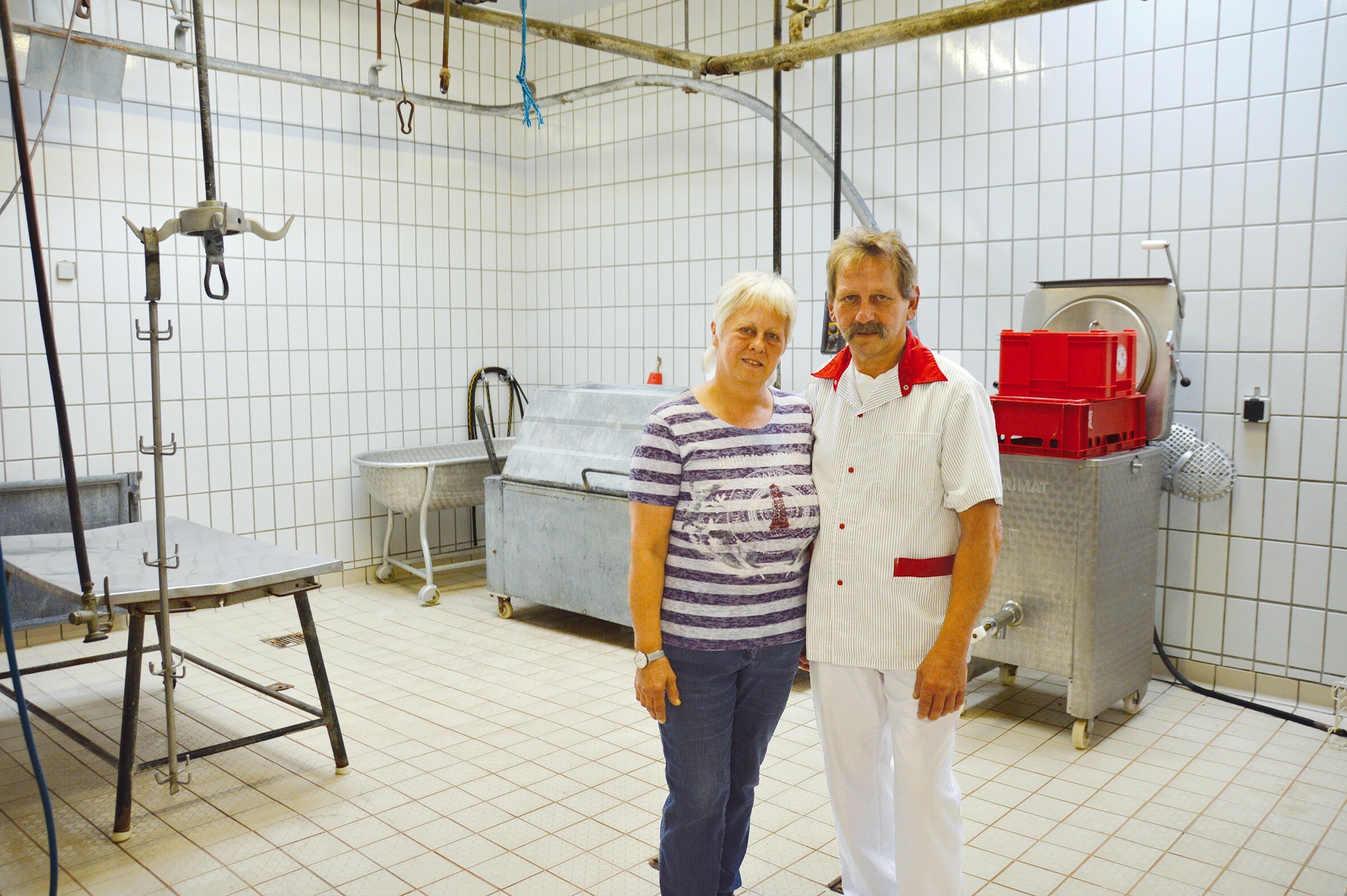 Margit und Hartmut Stürner betreiben seit 1983 die kleine Familien-Metzgerei in Deufringen. Bis im letzten Jahr durften sie noch schlachten, doch wegen immer weiter steigender Auflagen und Gebühren mussten sie die Hausschlachtung aufgeben.  Bild: Groß