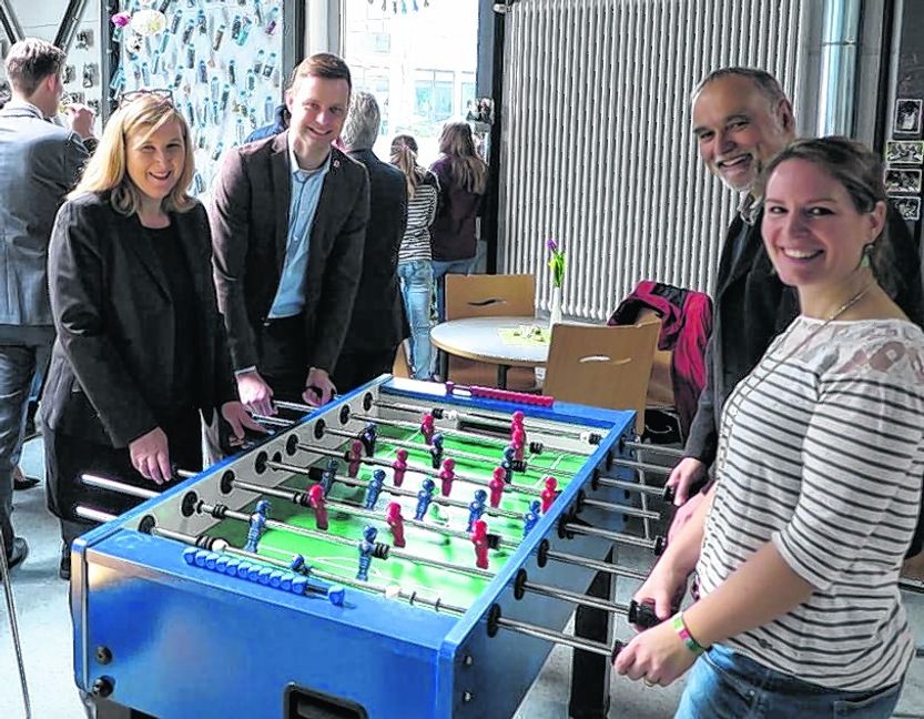 Schulleiterin Stefanie Bermanseder, Bürgermeister Tobias Heizmann, Awo-Geschäftsführer Thomas Brenner und Schulsozialarbeiterin Friederike Gawlik (von links) testen den Tischkicker im OHG-Schülercafé. Bild: Groß