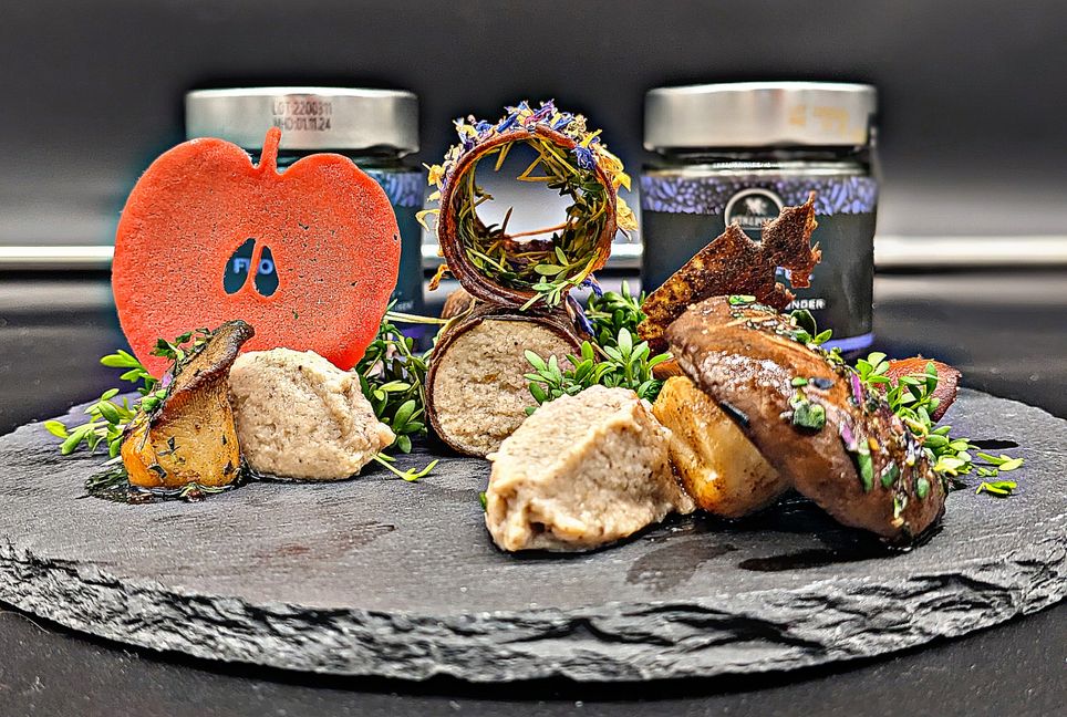 So sieht ein Teller aus, wenn Tino Eggert am Werk war: Gefüllter Champion-Baumstamm mit Mousse vom Kräuterseitling auf der Wiese mit sortierten Wildkräuterpilzen und Schneewittchens Roter-Apfel-Hippe.     Bild: z