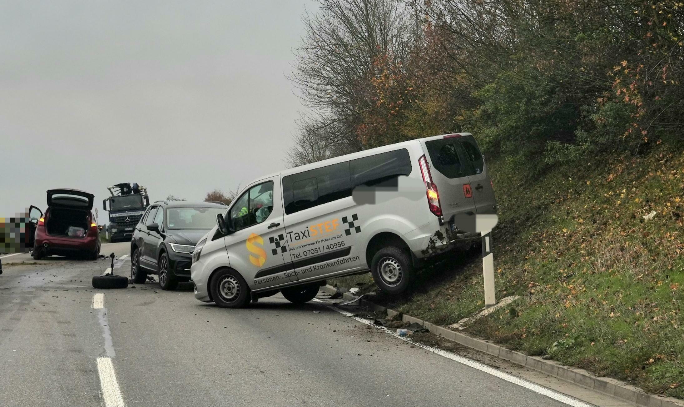 Alle drei Fahrzeuge wurden stark beschädigt und mussten abgeschleppt werden. Bild: SDMG/Dettenmeyer