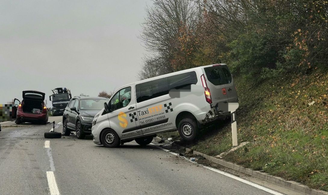 Alle drei Fahrzeuge wurden stark beschädigt und mussten abgeschleppt werden. Bild: SDMG/Dettenmeyer