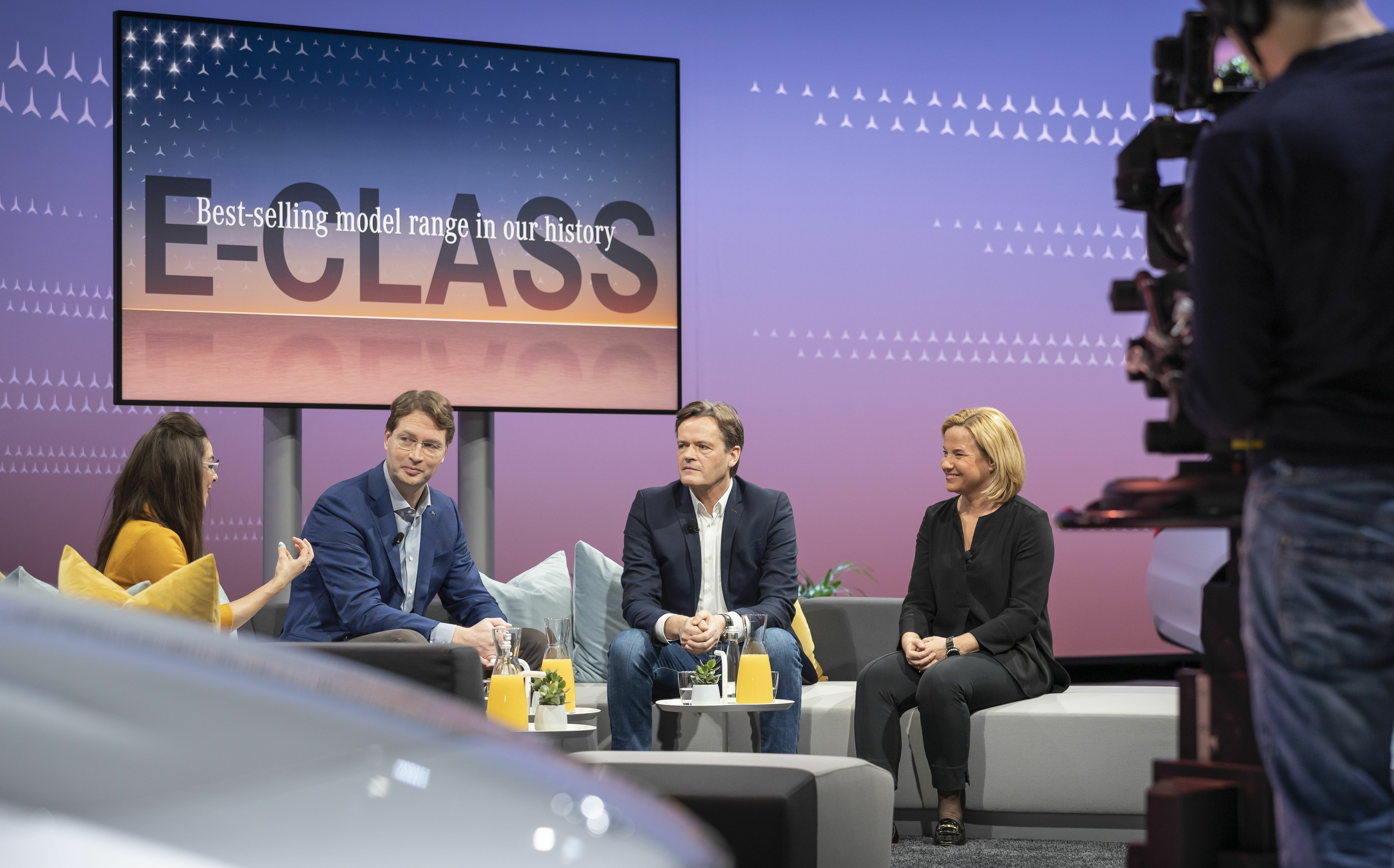 Wie im Morgenmagazin im Fernsehen: Aus dem Akka-Studio in Sindelfingen stellen (von rechts) Vertriebschefin Britta Seeger, Entwicklungsvorstand Markus Schäfer und Daimler-Chef Ola Källenius die neue Mercedes-E-Klasse vor. Links Moderatorin Katie Linendoll.                      Bilder: z