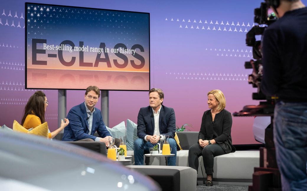 Wie im Morgenmagazin im Fernsehen: Aus dem Akka-Studio in Sindelfingen stellen (von rechts) Vertriebschefin Britta Seeger, Entwicklungsvorstand Markus Schäfer und Daimler-Chef Ola Källenius die neue Mercedes-E-Klasse vor. Links Moderatorin Katie Linendoll.                      Bilder: z