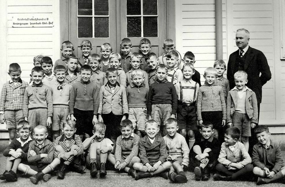 Carles Bilderbücher speisen sich auch aus seinen Kindheitserfahrungen in Stuttgart, hier als Grundschüler (Kreis) in Feuerbach. Foto: Eric Carle Studio