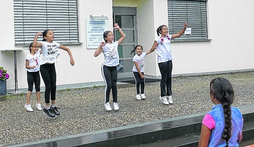 Die Mädchen aus dem Spieltreff bei ihrem Auftritt. Bild: Lück
