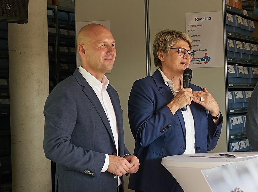 Wie sicher ist unsere Rente? Das war die Leitfrage, über die der Böblinger CDU-Bundestagsabgeordnete Marc Biadacz und die Präsidentin der Deutschen Rentenversicherung Gundula Roßbach bei Elektro-Breitling in Holzgerlingen diskutierten. Bild: Heiden