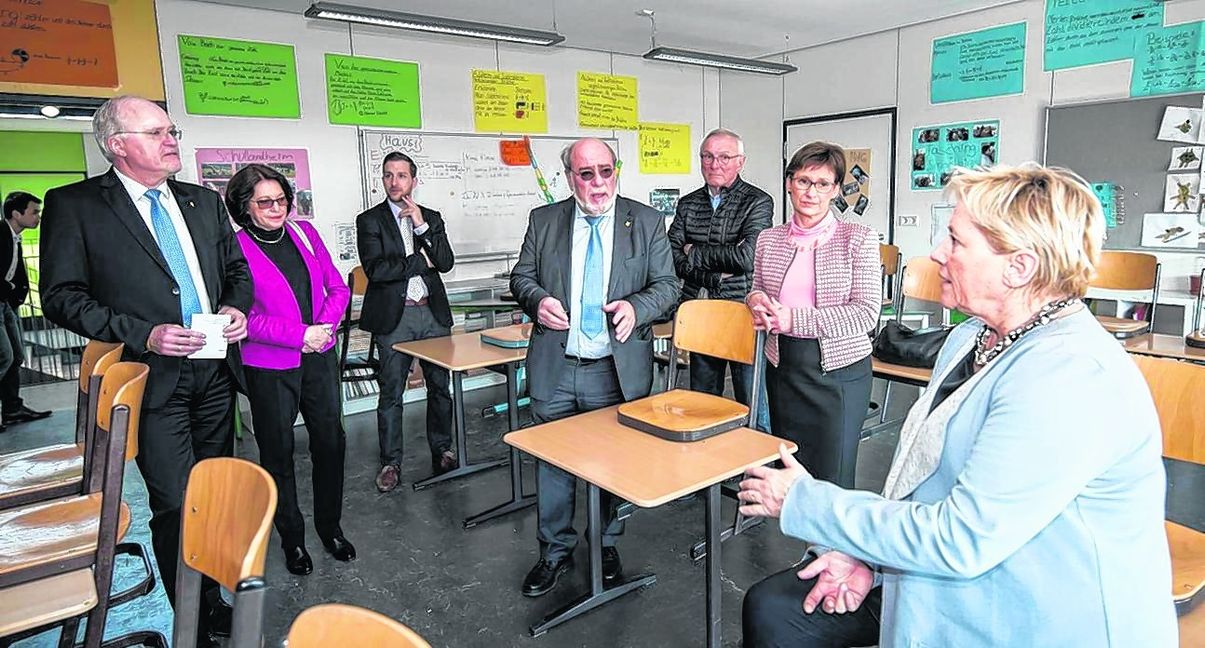 Kultusministerin Susanne Eisenmann besuchte das neue Schulzentrum in Renningen – auf dem Bild (von links): Bürgermeister Wolfgang Faißt, Schulamtsleiterin Angela Huber, Marcello Lallo von der Stadt, Rektor Gerhard Kicherer, Stadtrat Peter Weiß, Landtagsabgeordnete Sabine Kurtz und Kultusministerin Susanne Eisenmann.  Bild: Richter