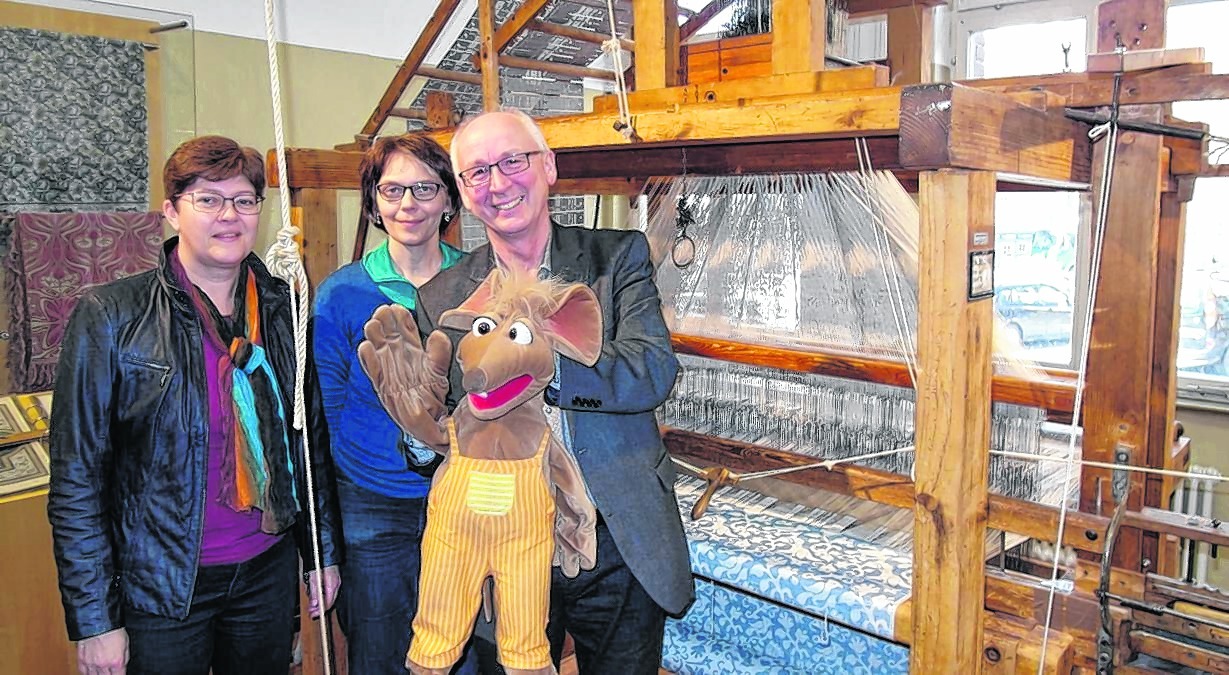 Illja Widmann (links), Leiterin der städtischen Museen Sindelfingen, Webmeisterin Ursula Ebel und Kulturamtsleiter Horst Zecha haben mit „Kim, der Museumsmaus“ das Kinderprogramm des Stadtmuseums und des Webereimuseums vorgestellt. Bild: Staber