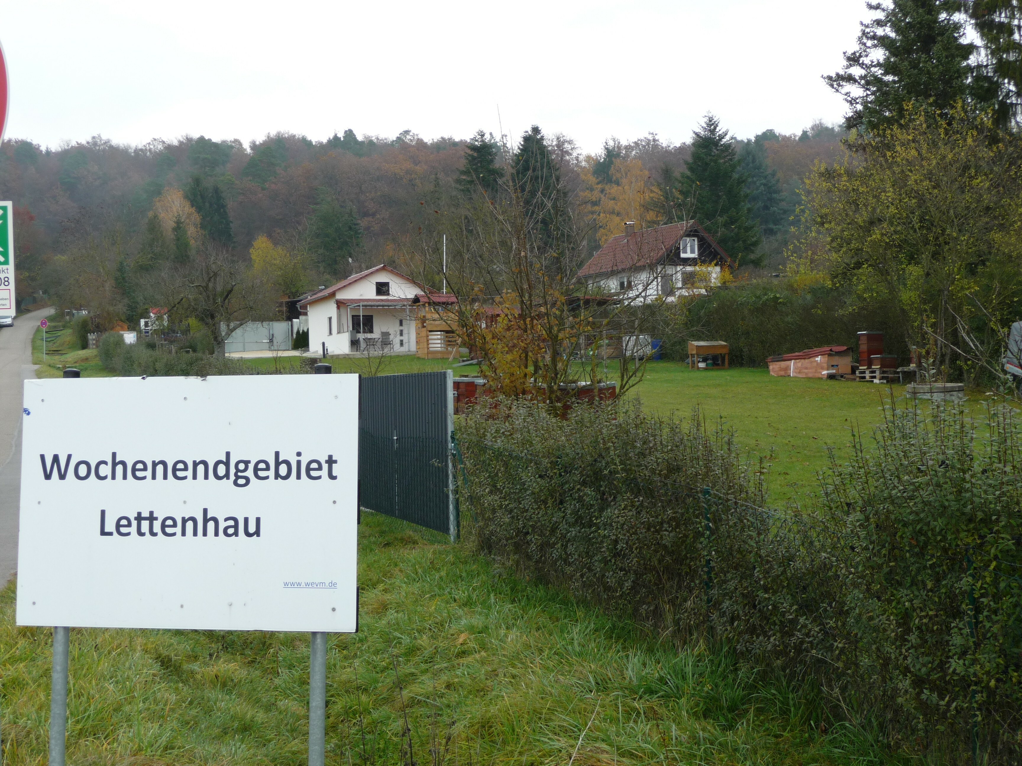Weil das Landratsamt in den letzten Jahren nur 25 von 130 Häuschen im Magstadter Wochenendhausgebiet Lettenhau kontrollierte – und damit nur einen Bruchteil der illegalen Gebäude – scheiterte die Behörde mit ihrer Abbruchverfügung vor Gericht.  Bild: Reichert
