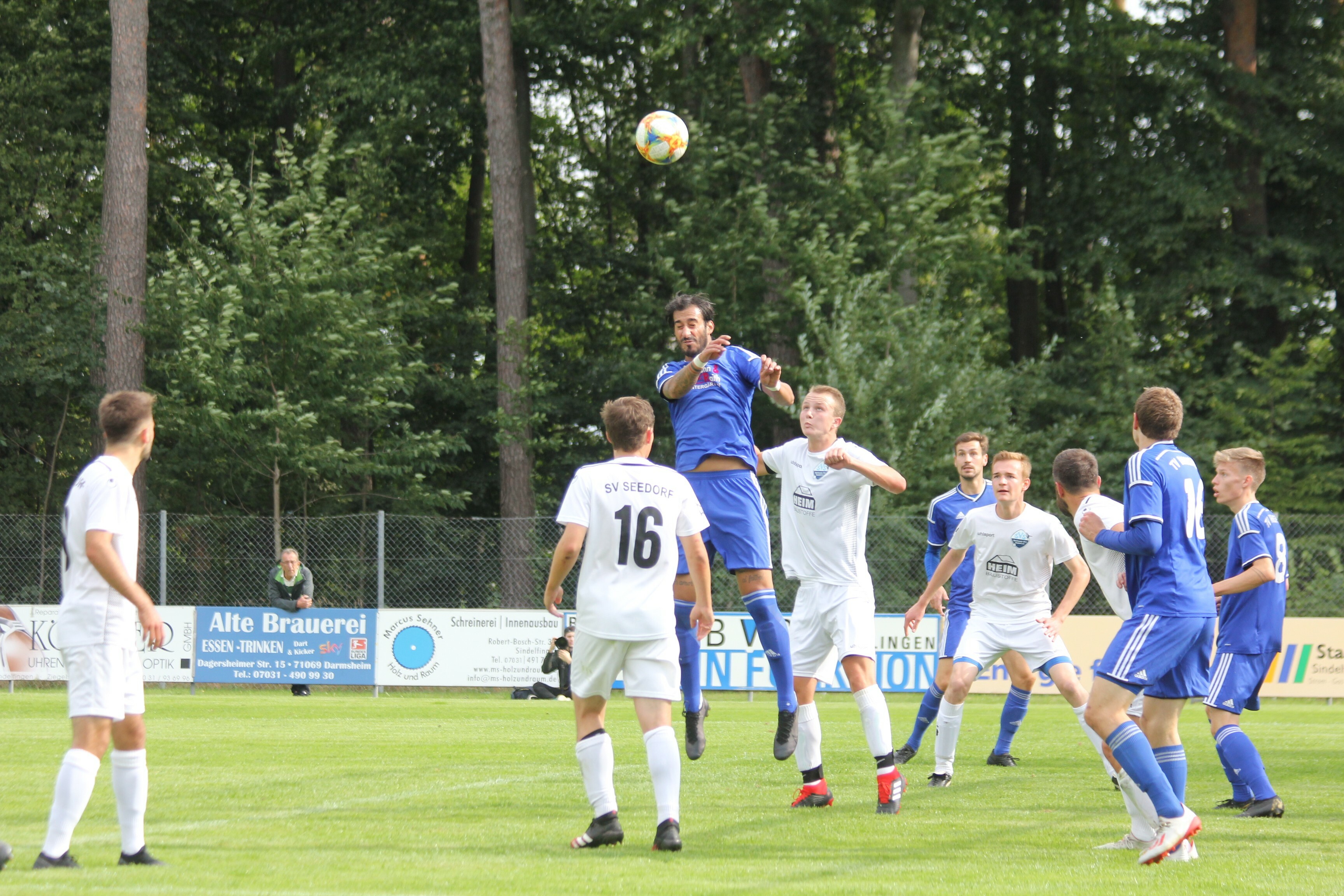 Erdinc Yüksel steigt zum Kopfball hoch.  Bild: Oberdorfer