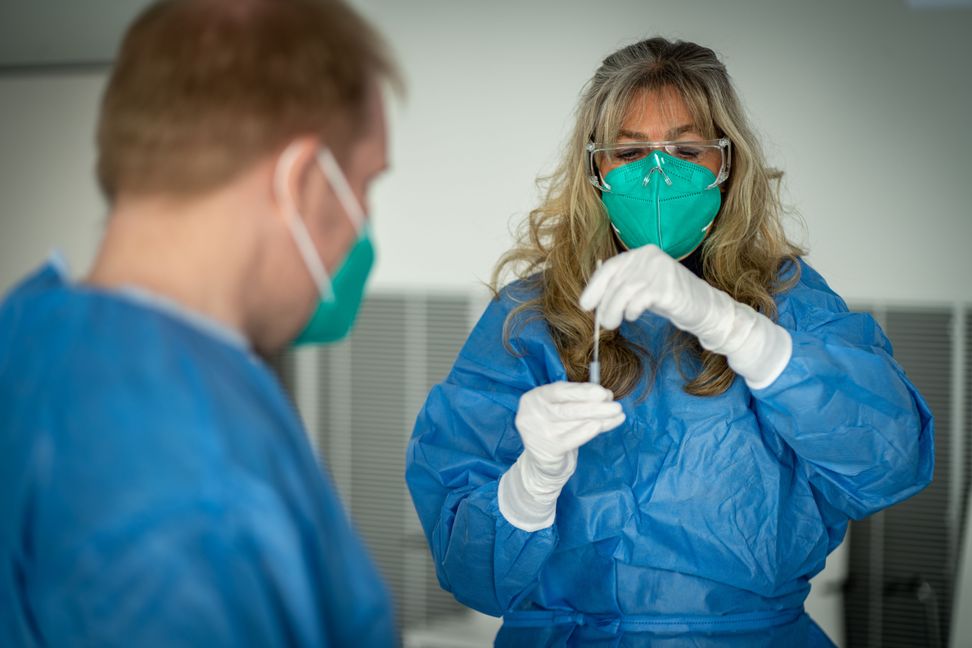 Die Freiwilligen werden vom Schulungs-Team des  DRK-Kreisverbands genau geschult. Bild: z