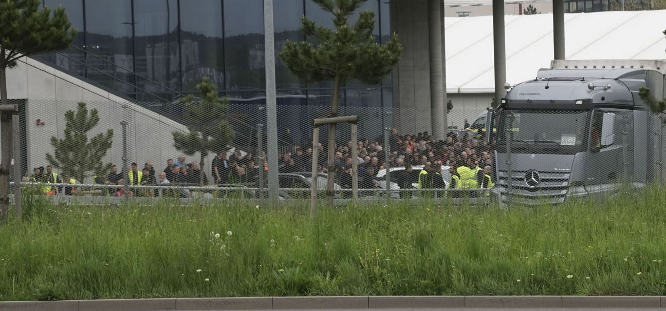 Die Frühschichte räumte am Donnerstagmorgen die Halle, die Spätschicht blieb zuhause. Am heutigen Freitag blieb die Factory 56 für alle 1500 Beschäftigten geschlossen.         Bild: SDMG/Dettenmeyer