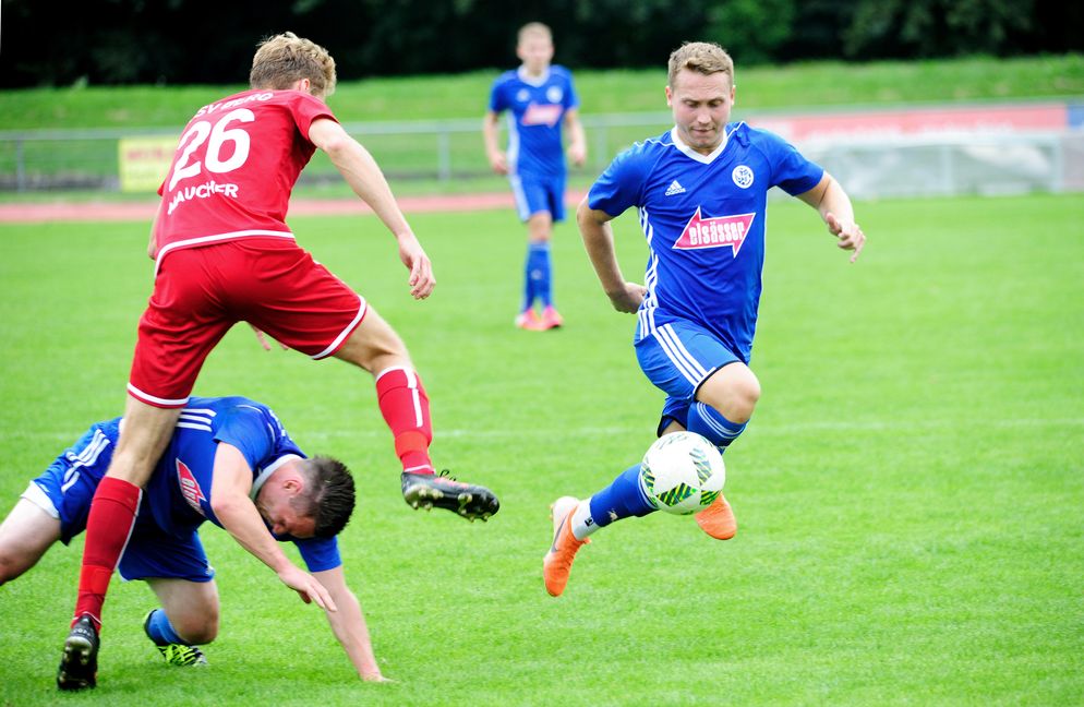 Während sich Alexander Wetsch (unten) und Bergs Torschütze Niko Maucher beharken, schnappt sich der beste Sindelfinger Akteur, Jürgen Schechinger, den Ball. Bild: photostampe