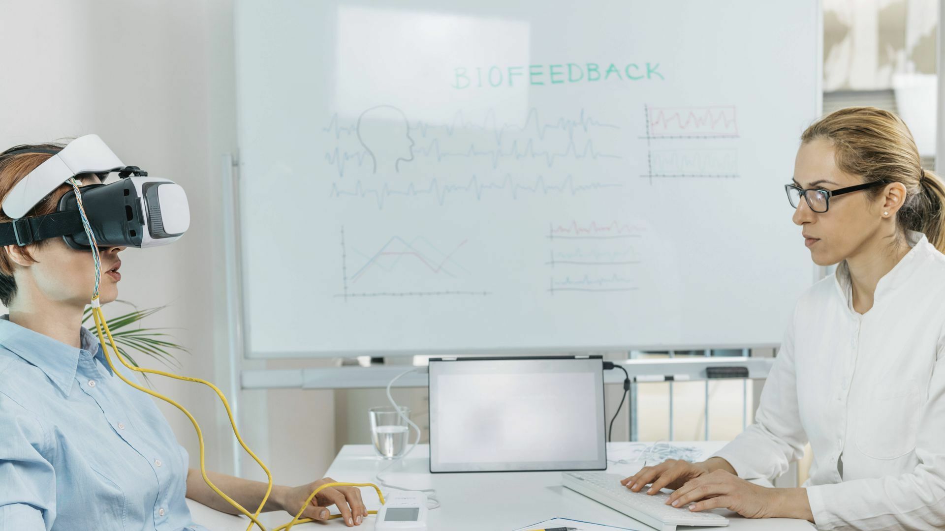 Vor allem bei ADHS und Ängsten versuchen viele Betroffene mittels Neurofeedback ihre Symptome zu verbessern.         Foto: imago/Science Photo Libr..
